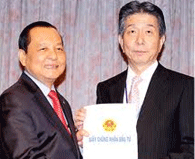 Bí thư Thành ủy Thành phố Hồ Chí Minh trao Giấy Chứng Nhận Đầu Tư cho Ông Yoshiki Mori, Giám Đốc, Phó Chủ Tịch Điều Hành Công ty TNHH AEON.