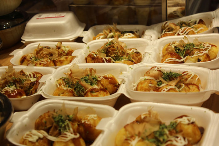 Khách hàng tha hồ thưởng thức các món ăn đường phố đặc trưng của Nhật Bản tại AEON Delica