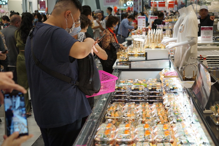 Quầy ẩm thực Nhật Bản là một trong khu vực thu hút đông khách hàng nhất tại AEON Delica