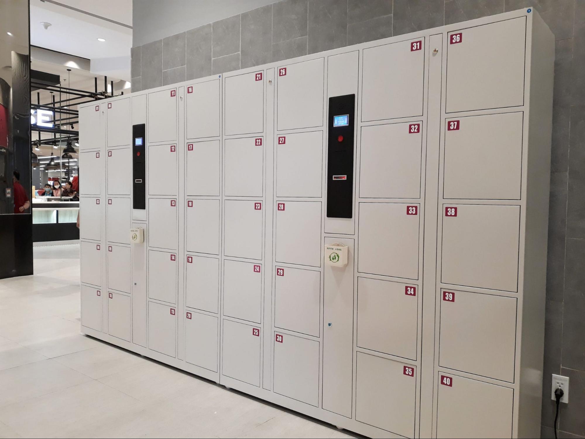 Khách hàng có thể gửi túi xách tại tủ để đồ AEON miễn phí cả ngày