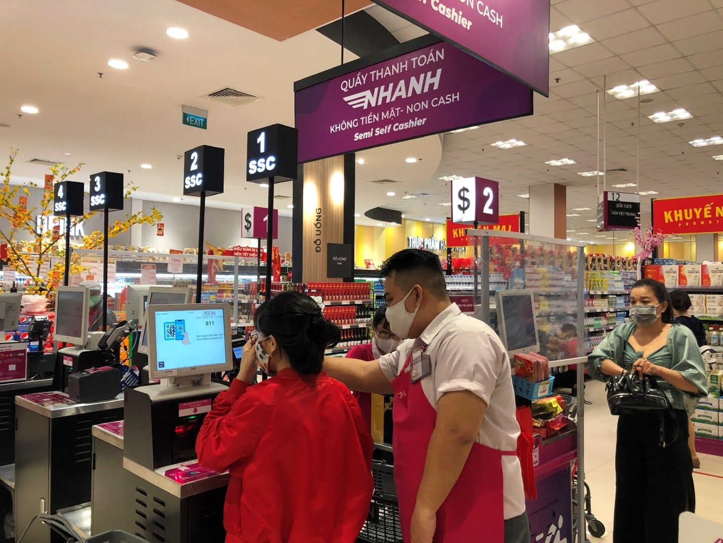 Nhân viên sẽ nhập thông tin đơn hàng và gửi khách hàng mã QR để thanh toán