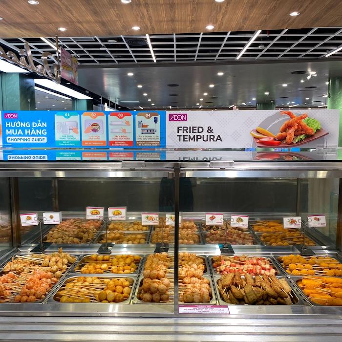 Quầy ăn vặt đồ chiên luôn là một trong những khu vực đông nhất tại khu vực ẩm thực