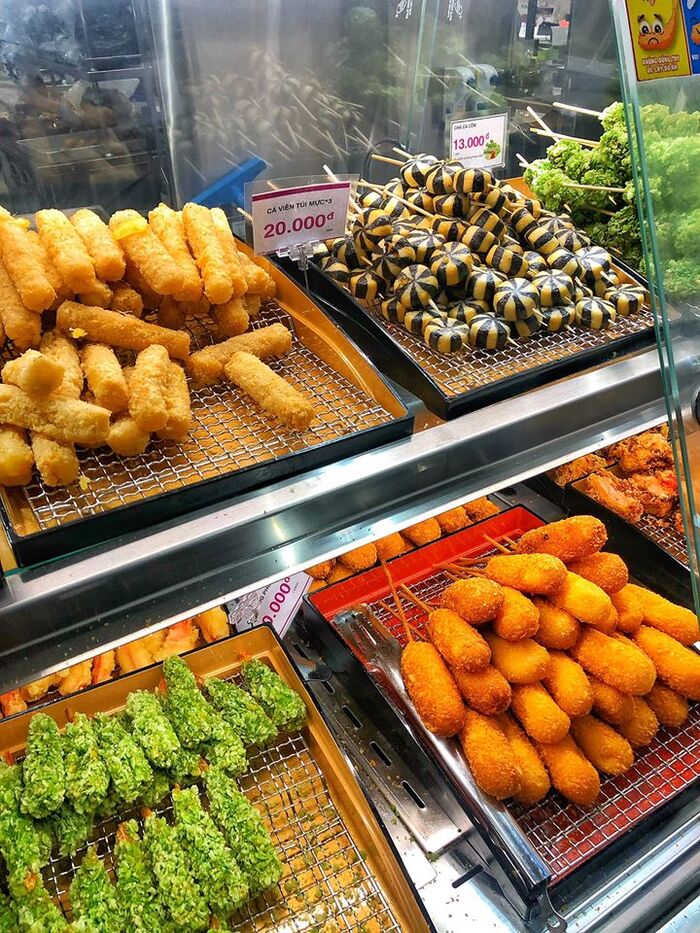 Quầy ăn vặt đồ chiên luôn là một trong những khu vực đông nhất tại khu vực ẩm thực