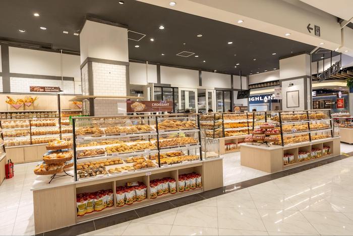 Quầy bánh ngọt tại khu vực ẩm thực của AEON trưng bày đa dạng các sản phẩm từ mặn đến ngọt