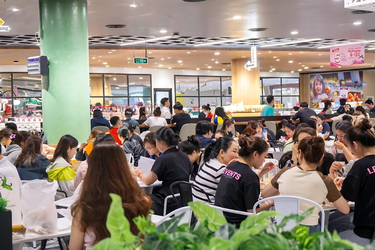 Không gian chỗ ngồi rộng rãi, thoáng mái với sức chứa lên đến 200 khách