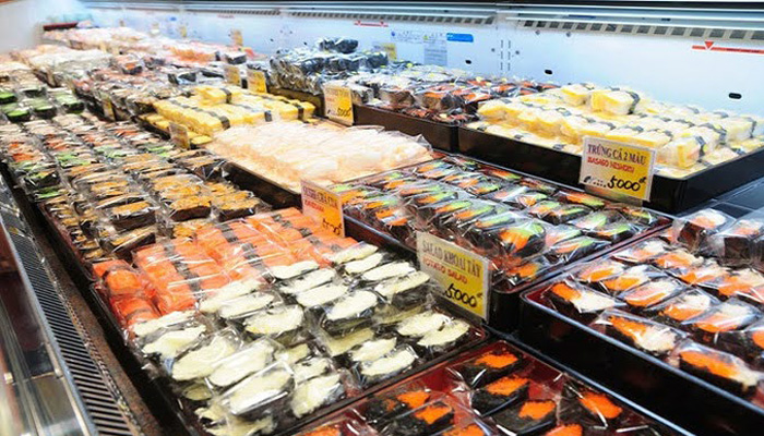 Quầy sushi tại AEON Delica là nơi thu hút đông đảo thực khách bởi các món ăn tươi ngon, hấp dẫn và đa dạng.